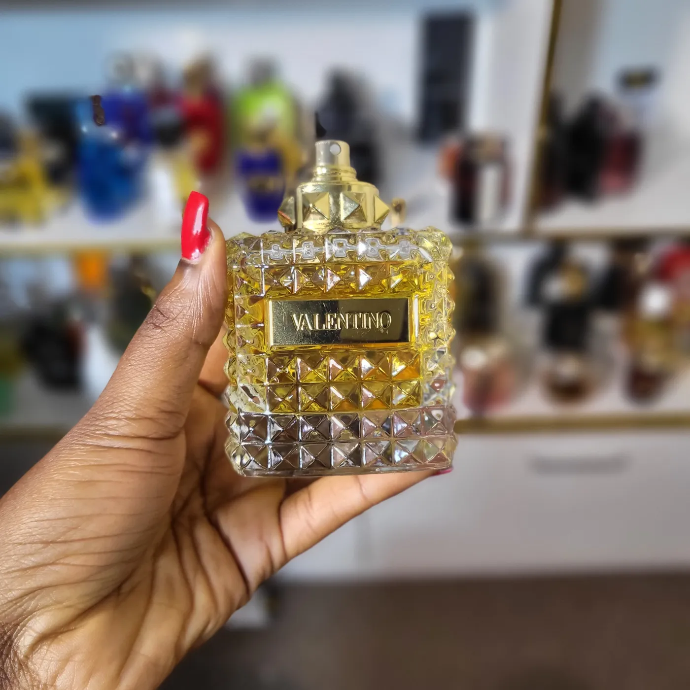 Valentino Donna Born in Roma Yellow Dream Eau de Parfum bottle